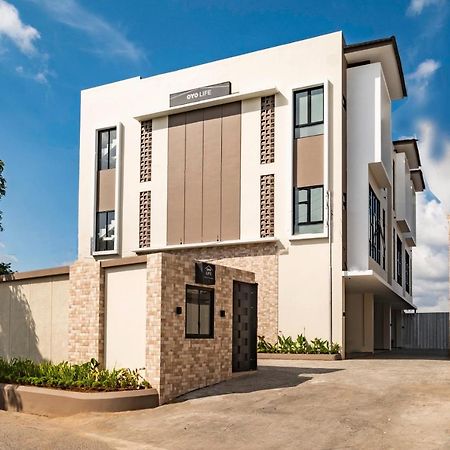 Oyo Life 2673 Rosewood Residence Karawang Buitenkant foto