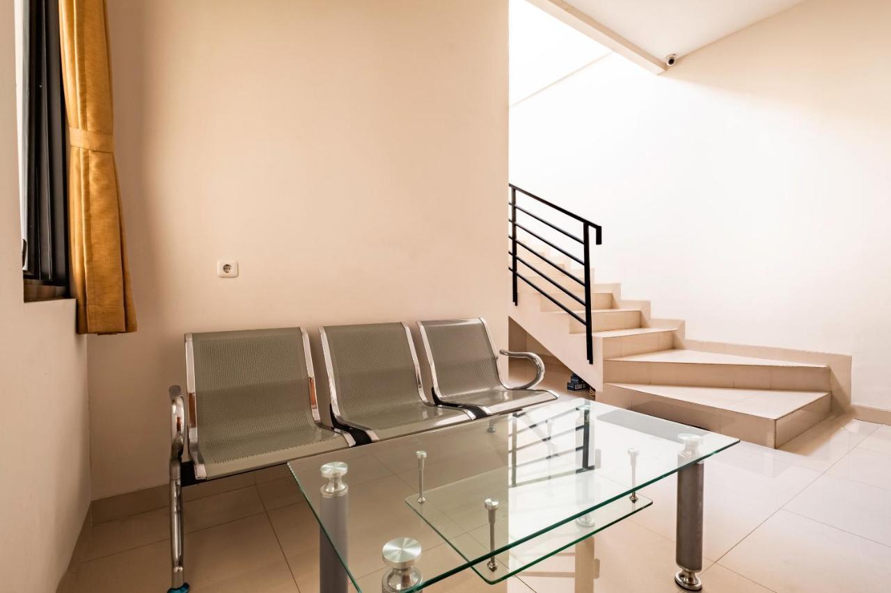 Oyo Life 2673 Rosewood Residence Karawang Buitenkant foto